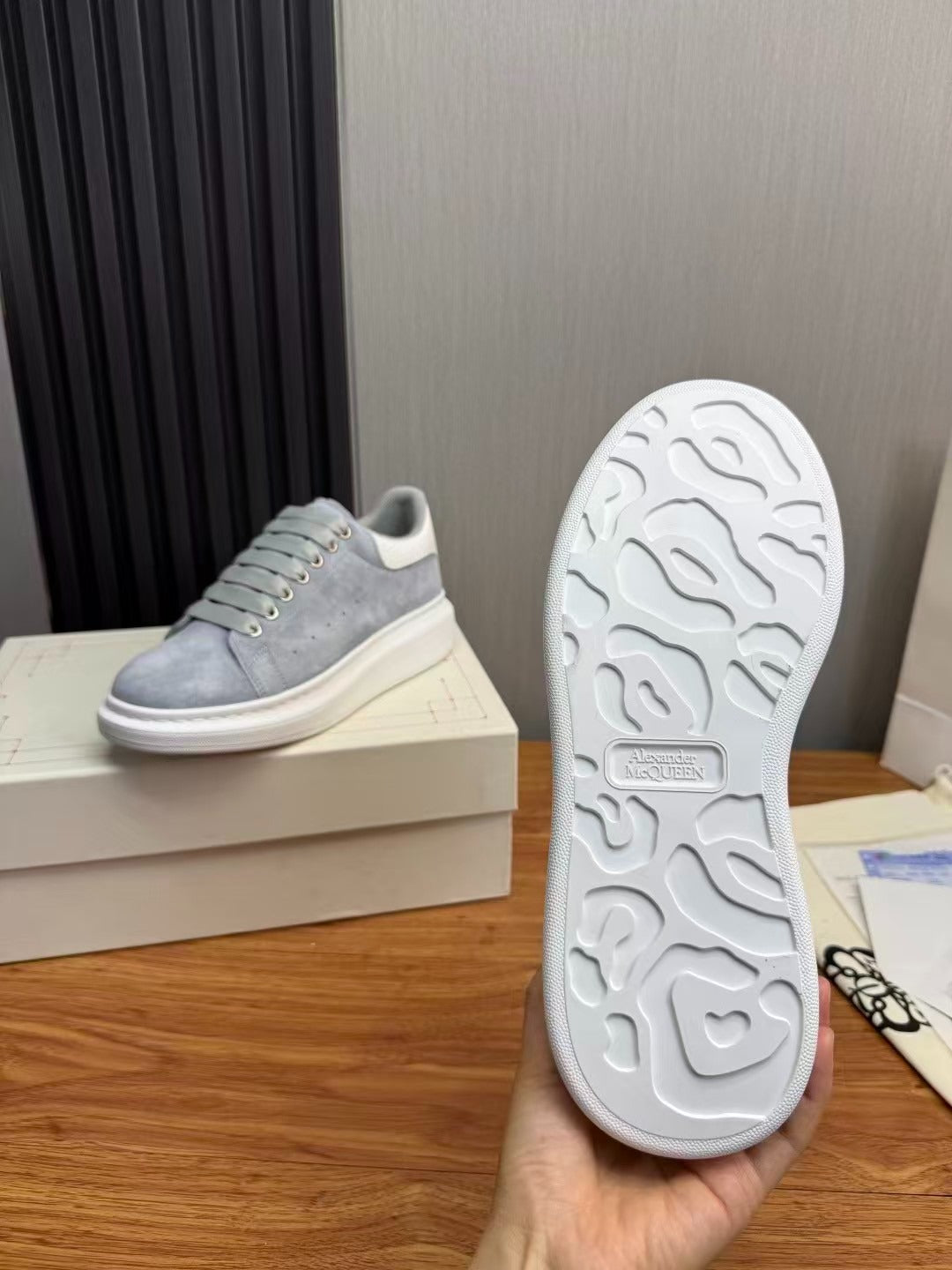 Alexander McQueen camurça cinza