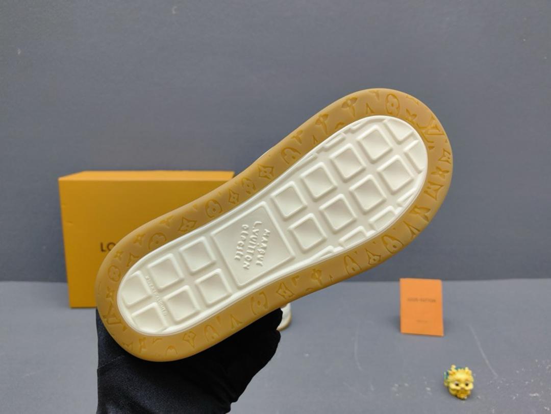 LV Louis Vuitton Tilted