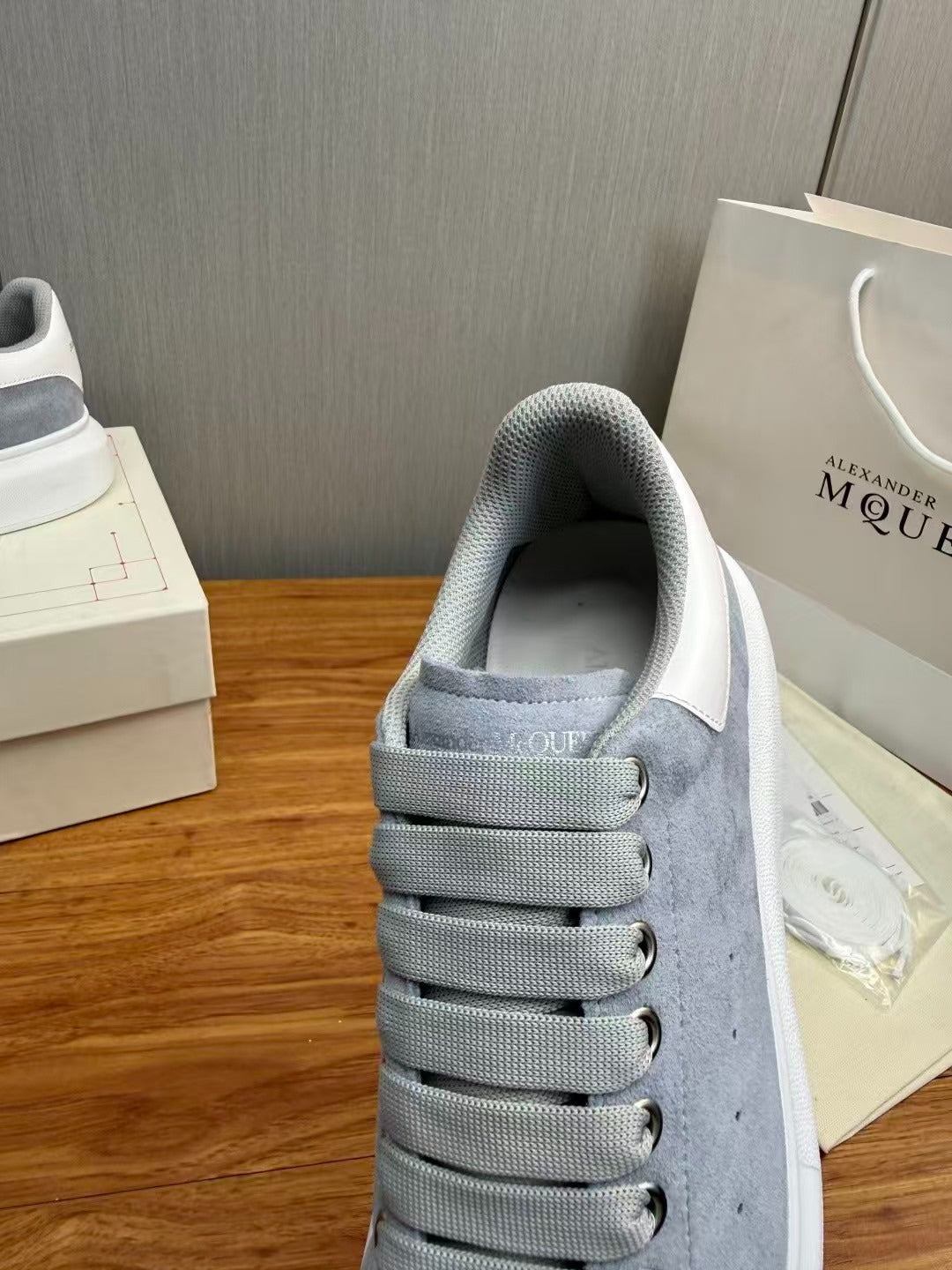 Alexander McQueen camurça cinza