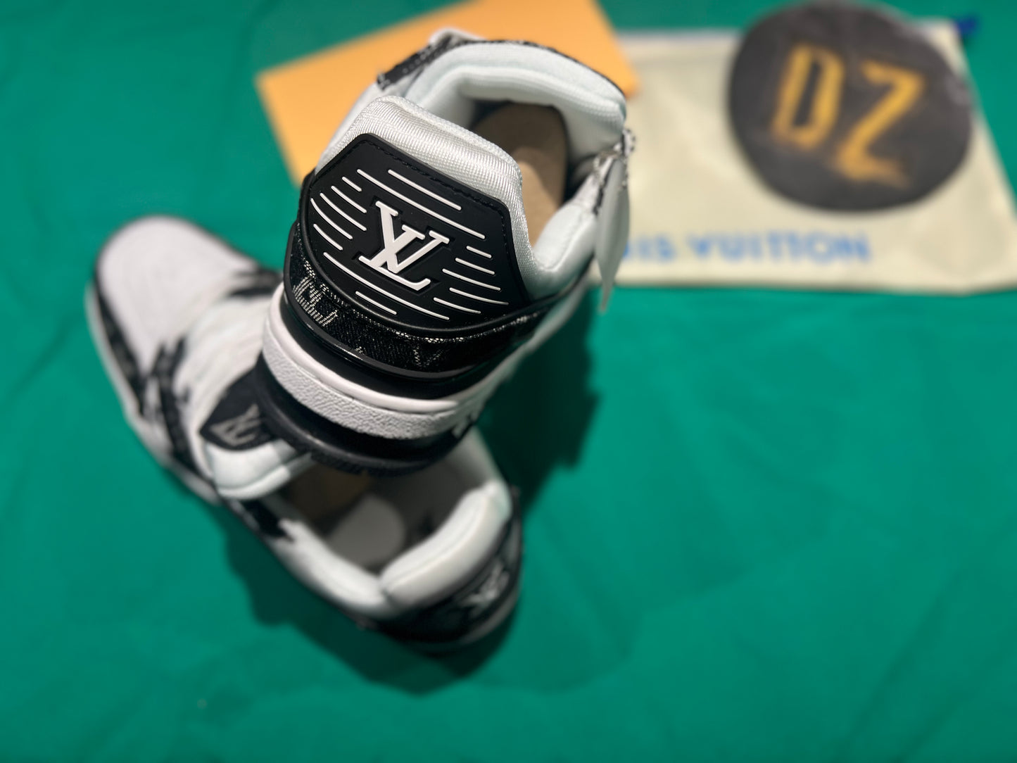 PROMOÇÃO LV Louis Vuitton Trainer tam. 41