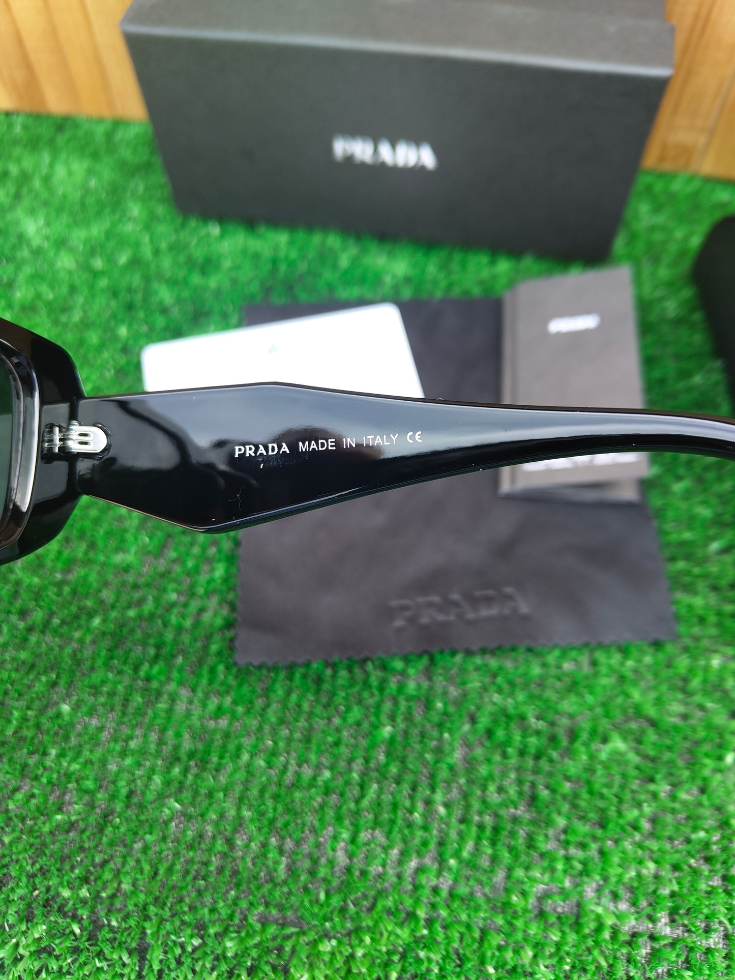 Óculos de sol Prada com caixa