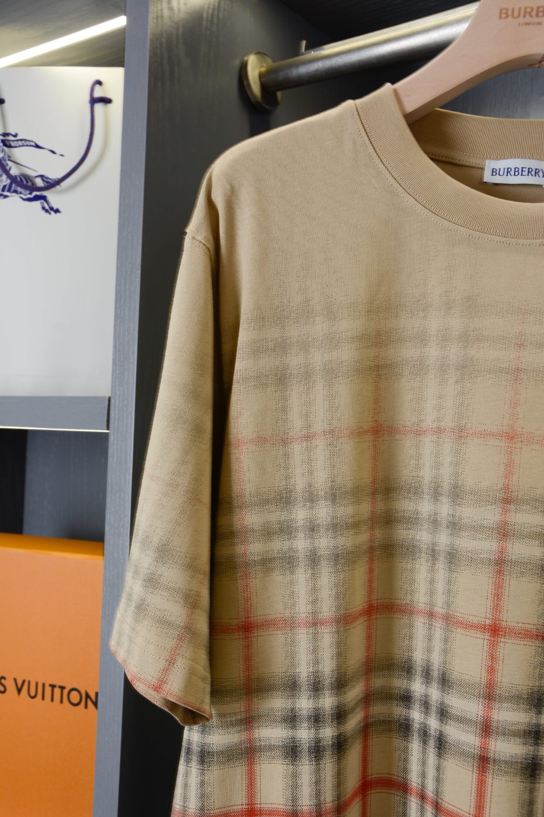 Camiseta Burberry modelo EKD Ombré con monograma desteñido