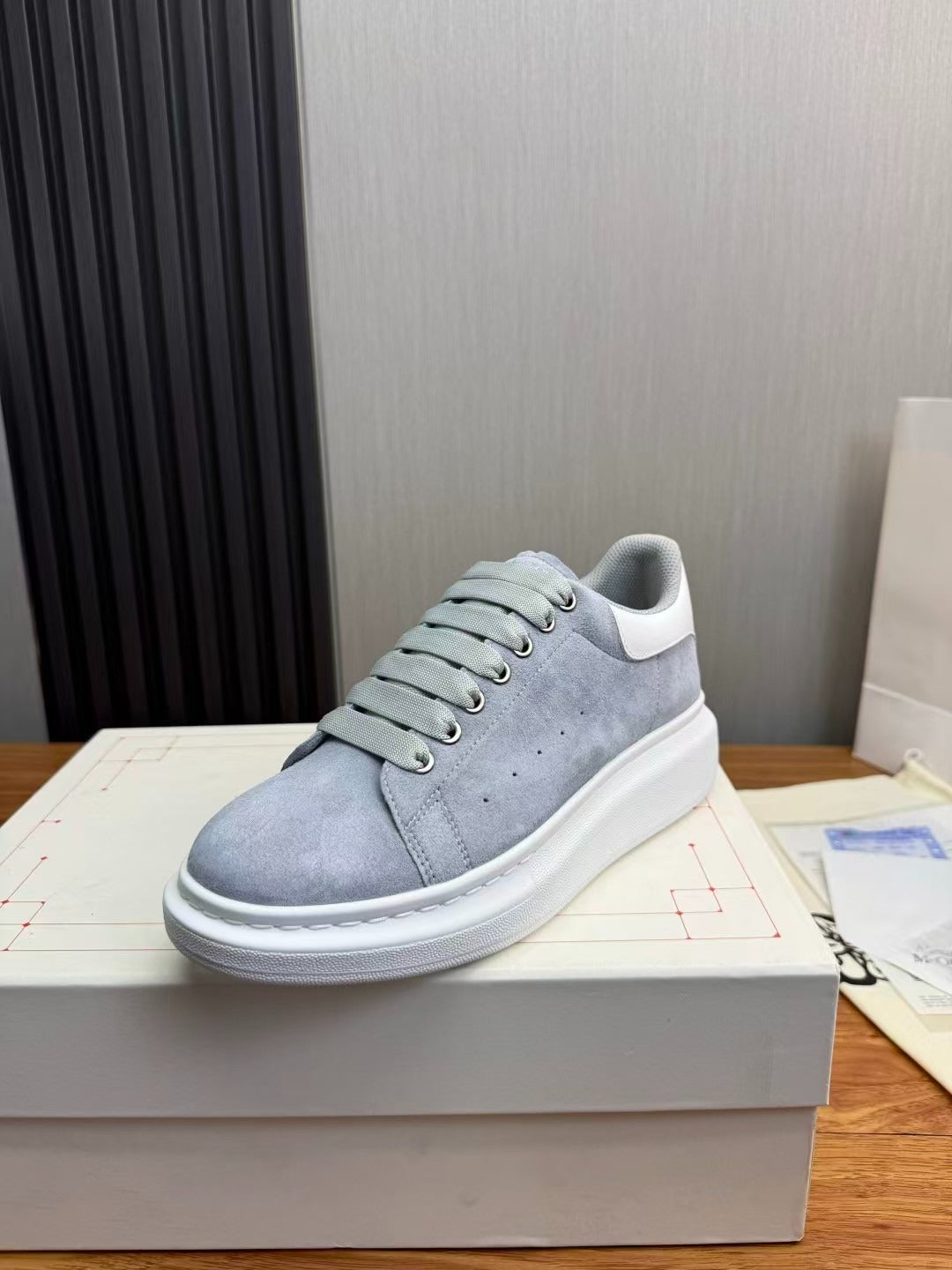 Alexander McQueen camurça cinza