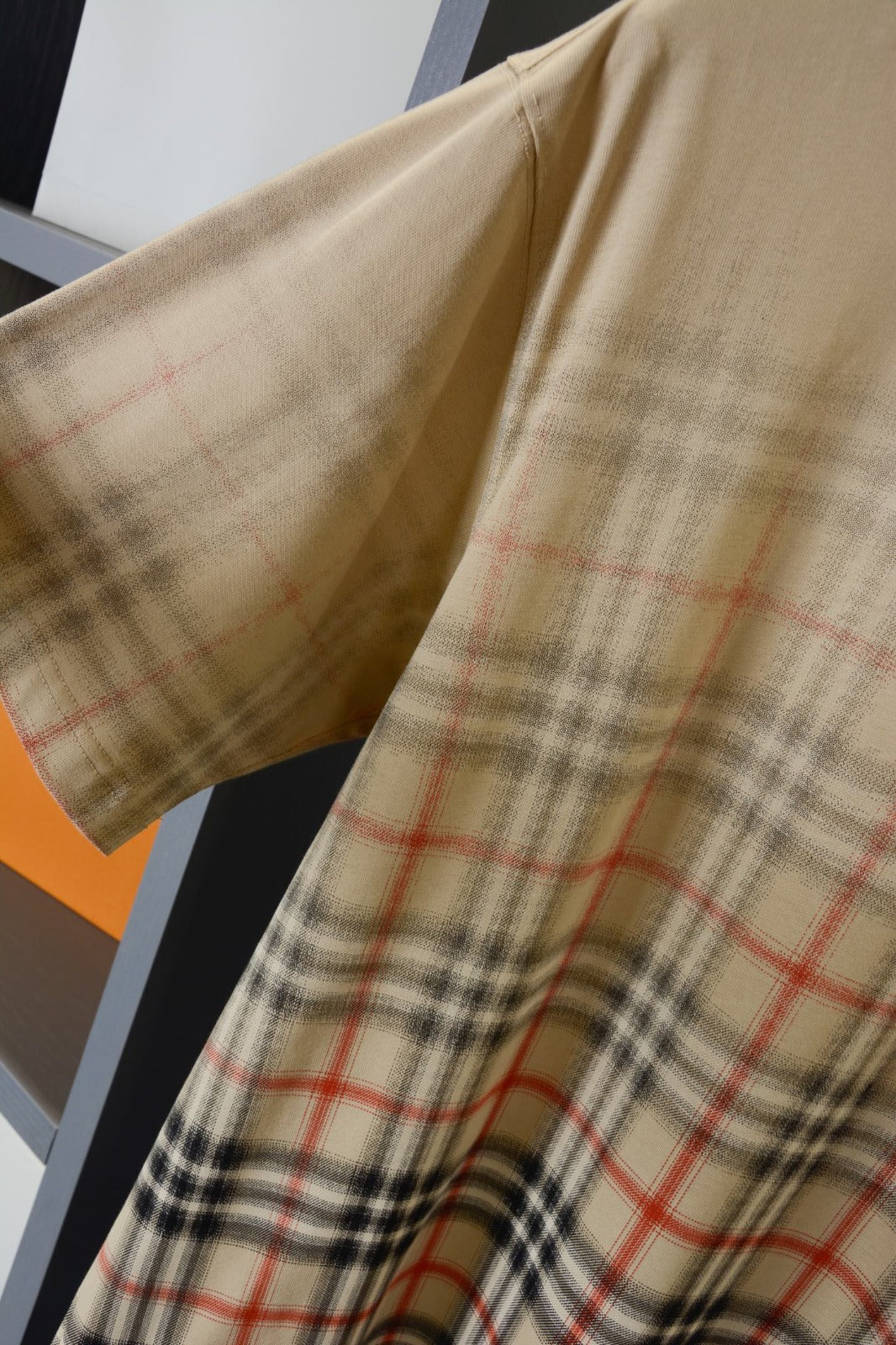 Camiseta Burberry modelo EKD Ombré con monograma desteñido