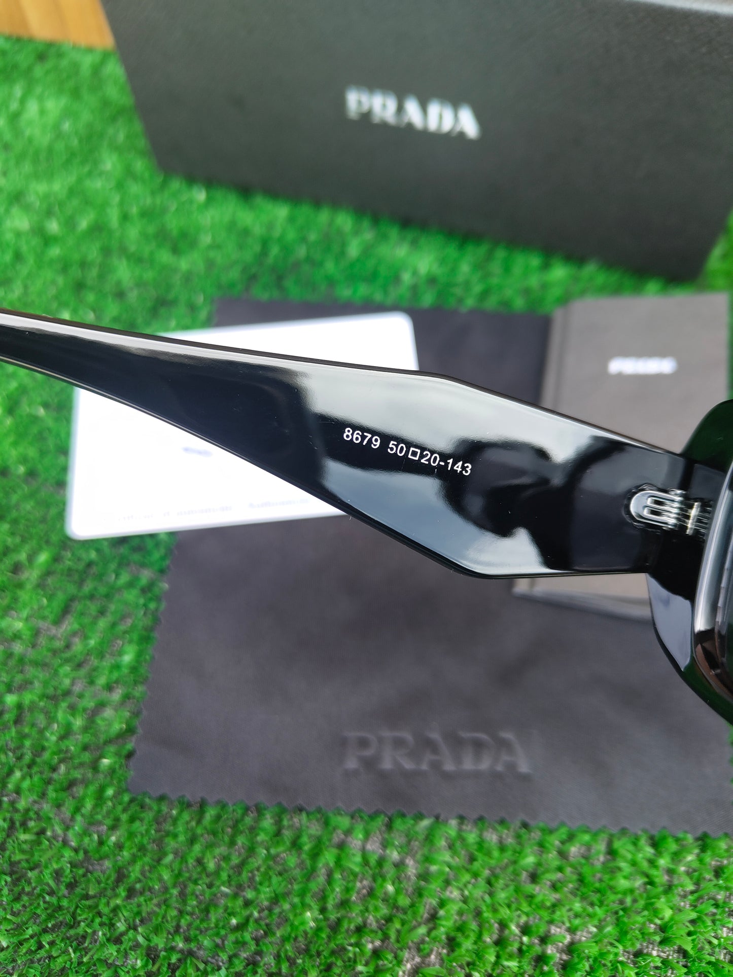 Óculos de sol Prada com caixa