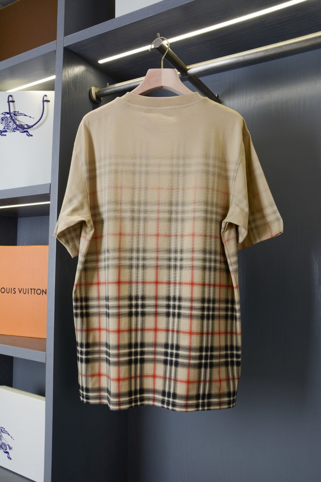 Camiseta Burberry modelo EKD Ombré con monograma desteñido