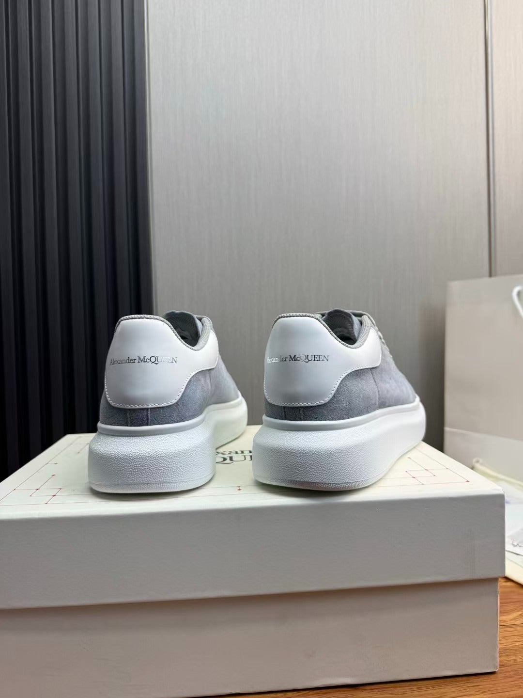 Alexander McQueen camurça cinza