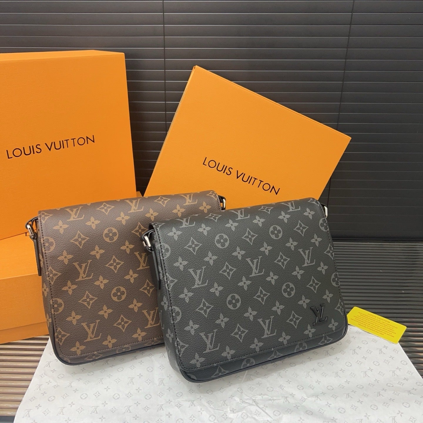 LV Louis Vuitton District PM Monograma