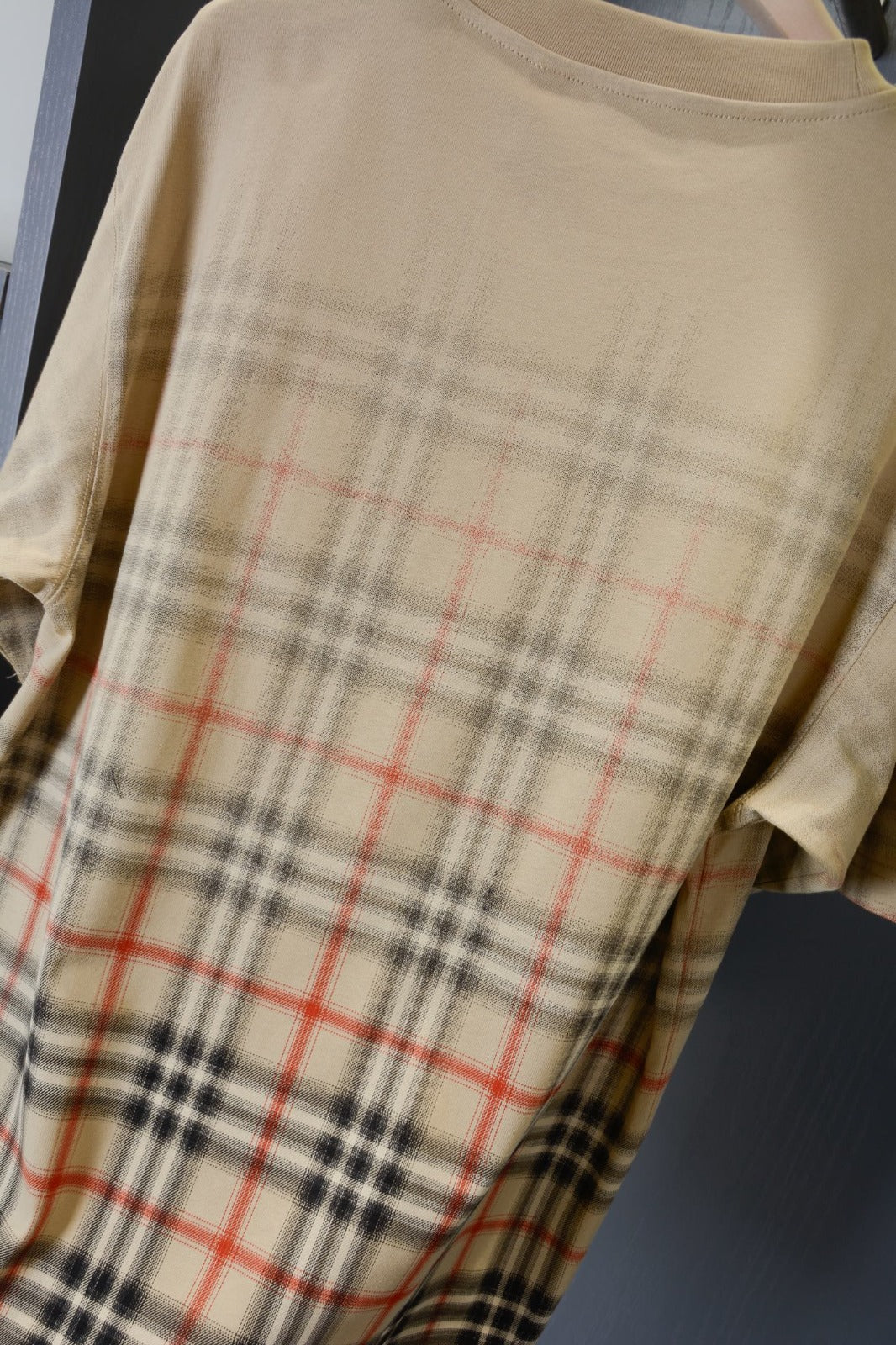 Camiseta Burberry modelo EKD Ombré con monograma desteñido