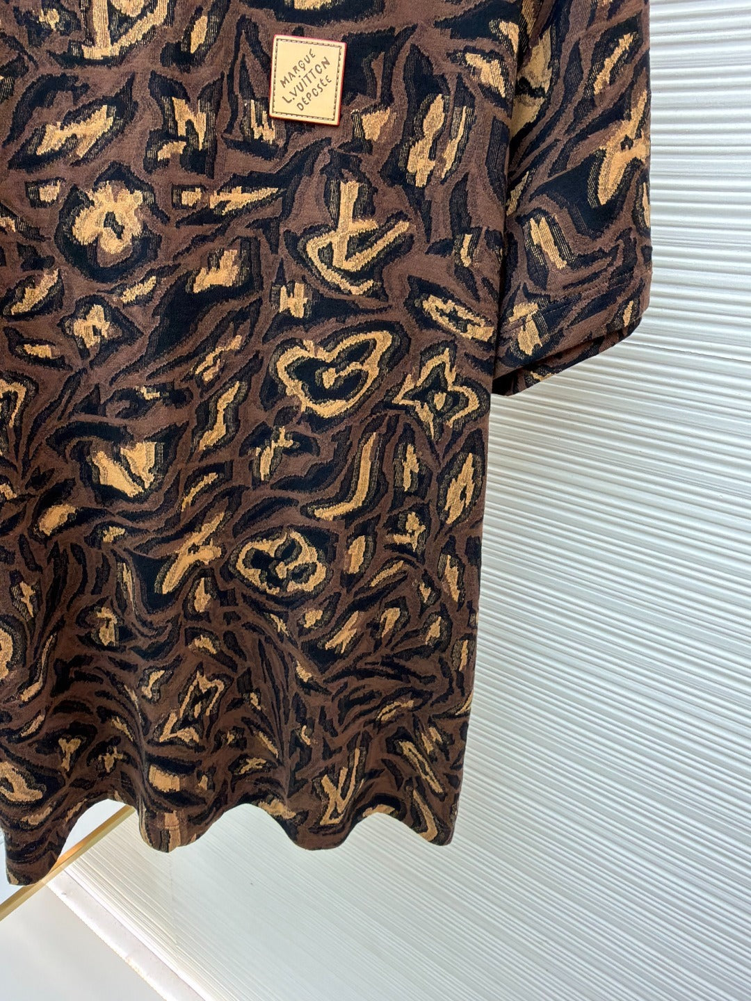 Camisola manga curta LV Louis Vuitton Déposée estampado leopardo e monograma