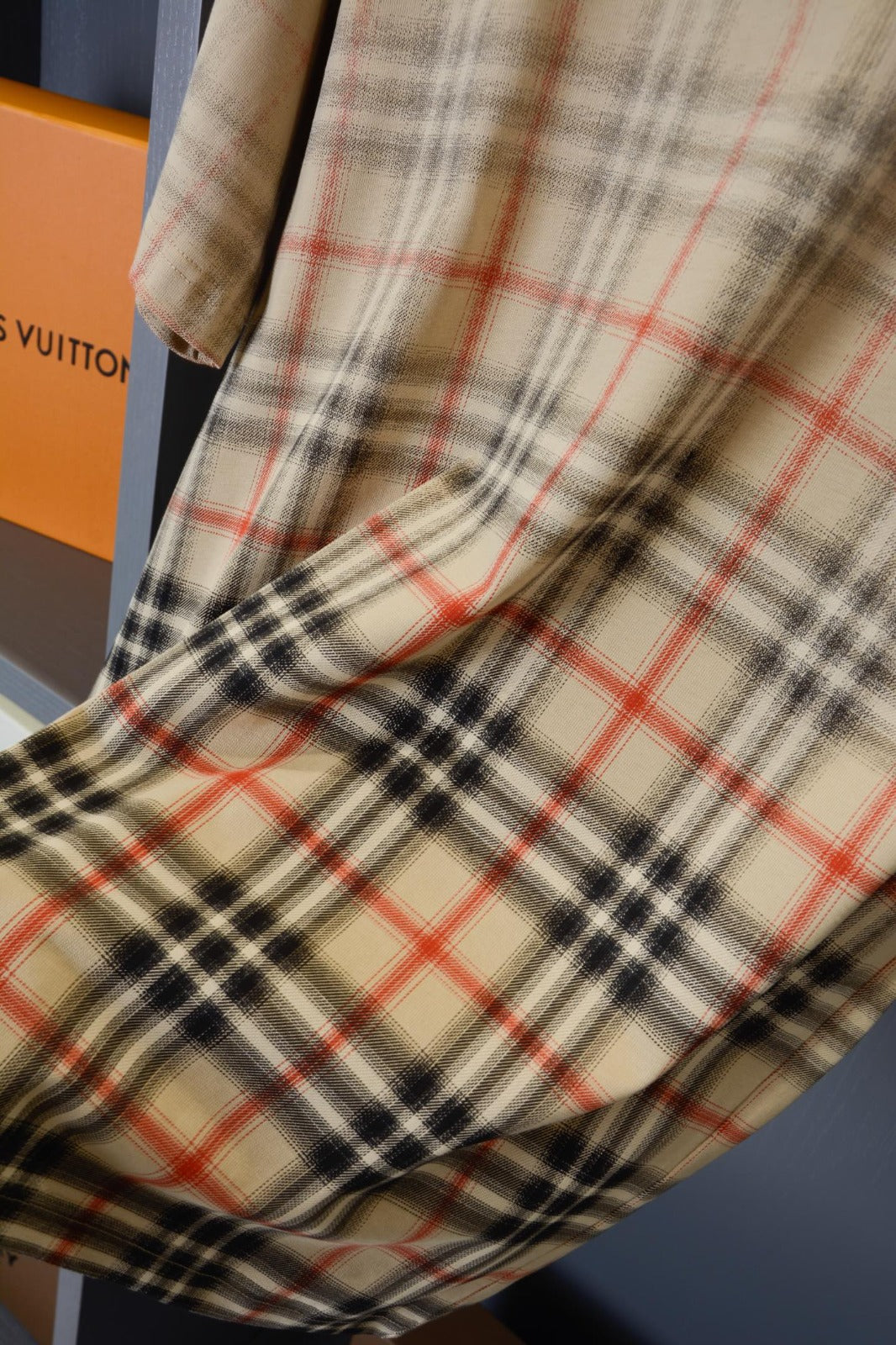 Camiseta Burberry modelo EKD Ombré con monograma desteñido