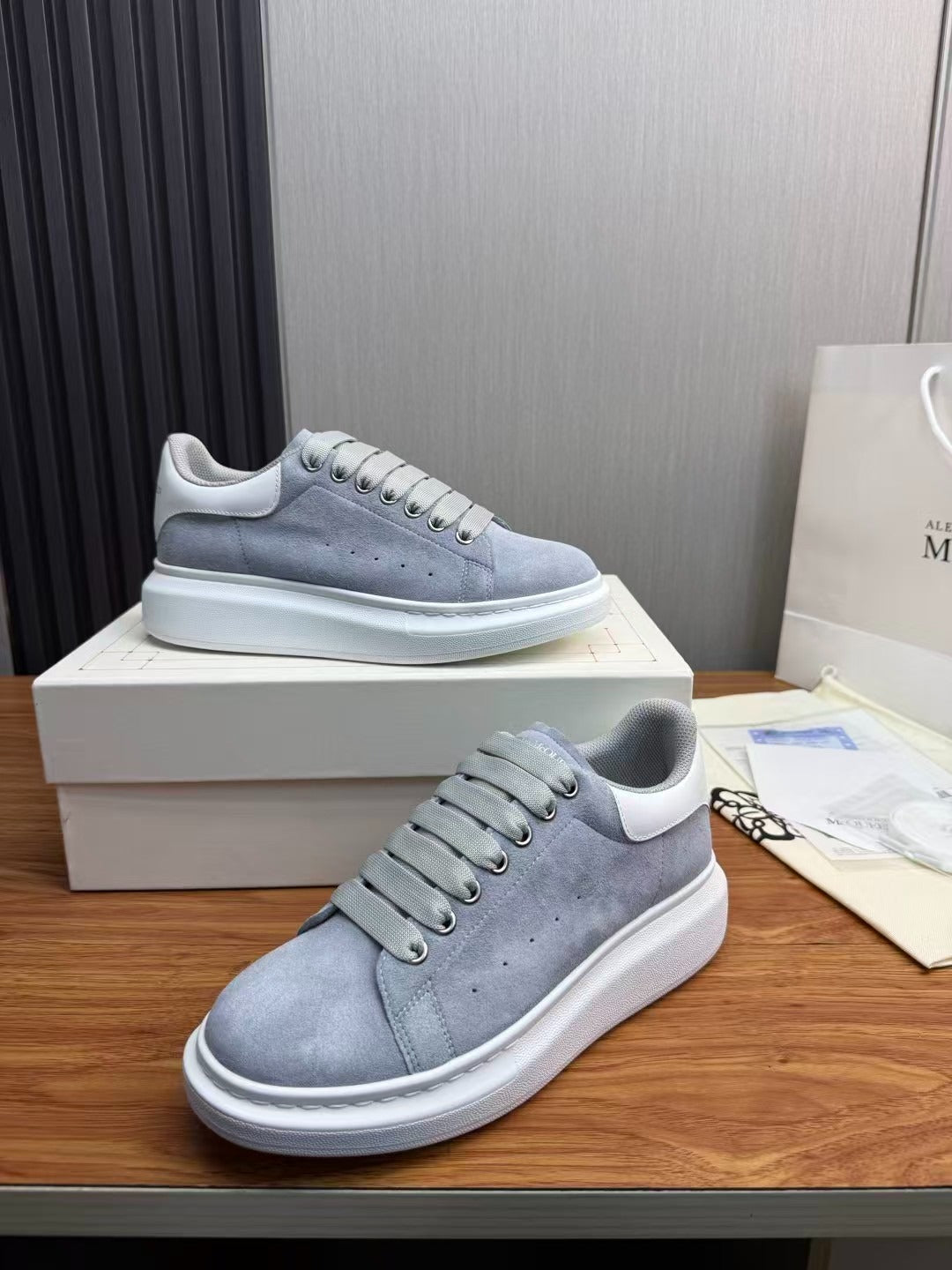 Alexander McQueen camurça cinza
