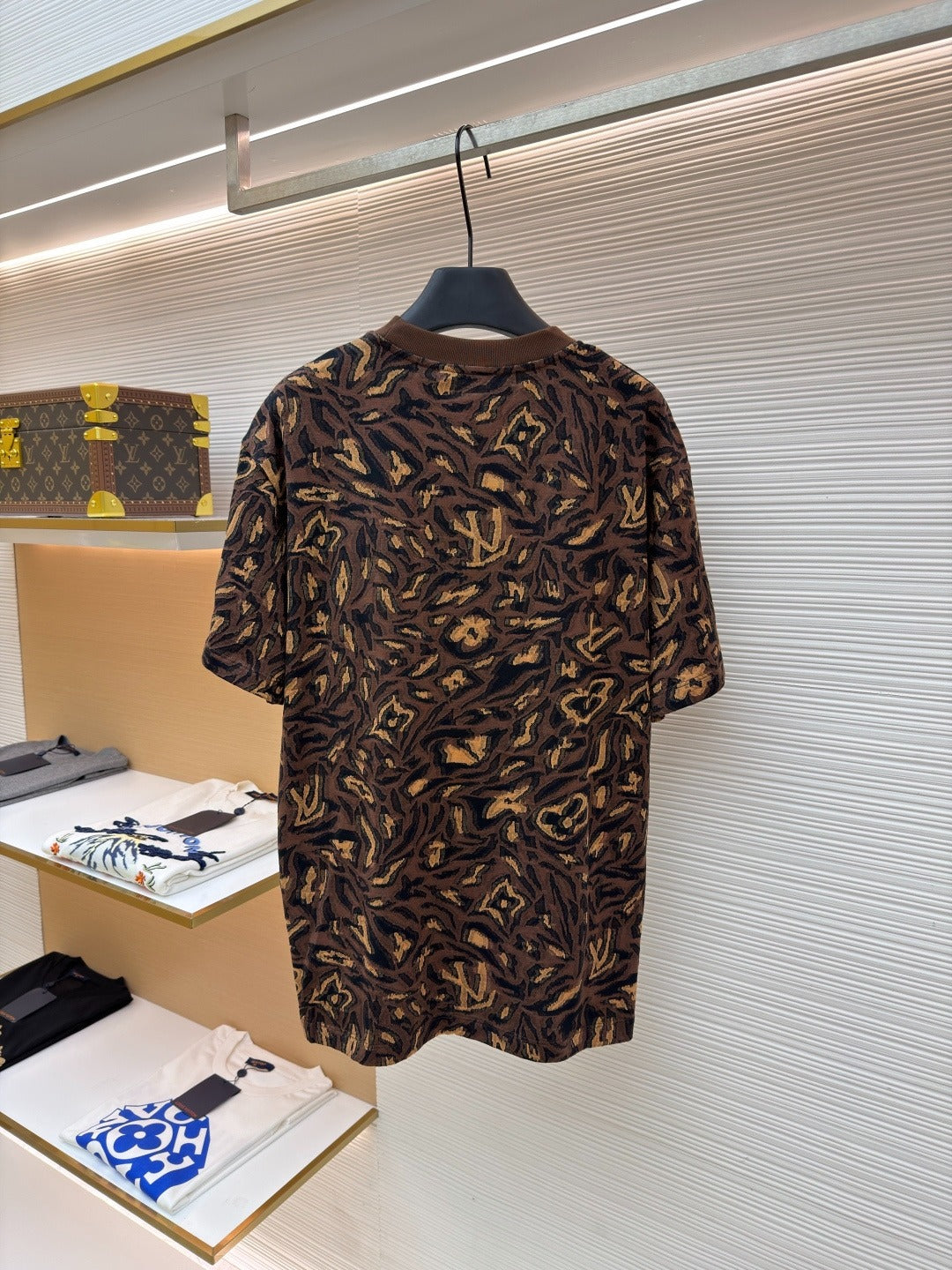 Camisola manga curta LV Louis Vuitton Déposée estampado leopardo e monograma