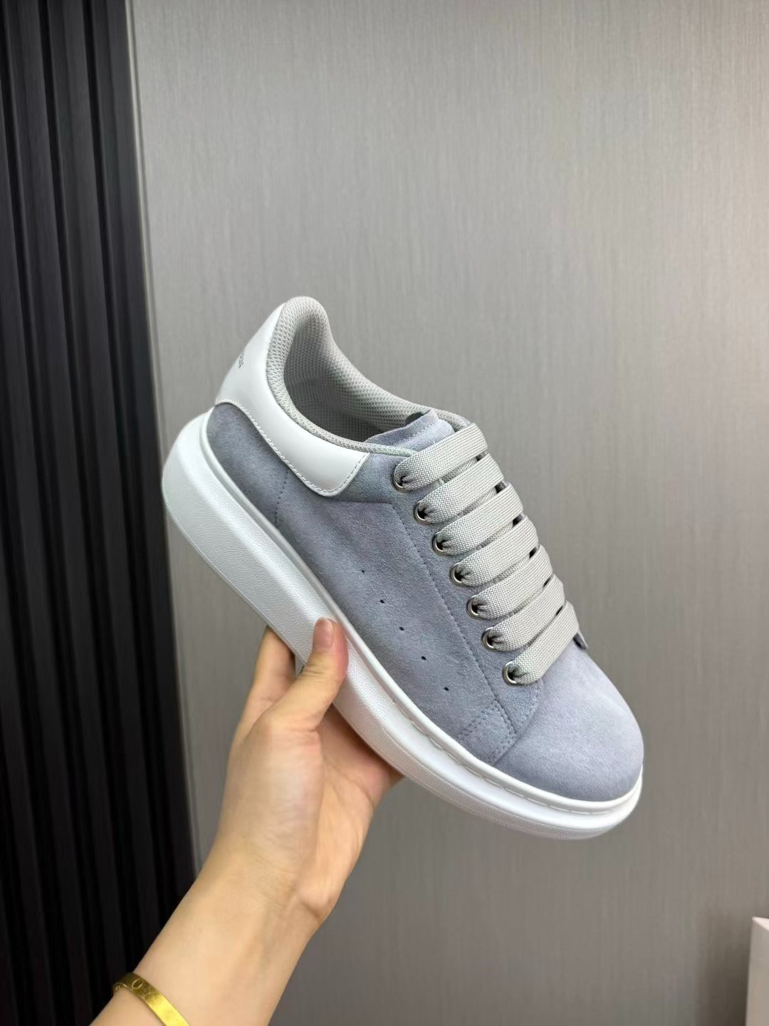 Alexander McQueen camurça cinza