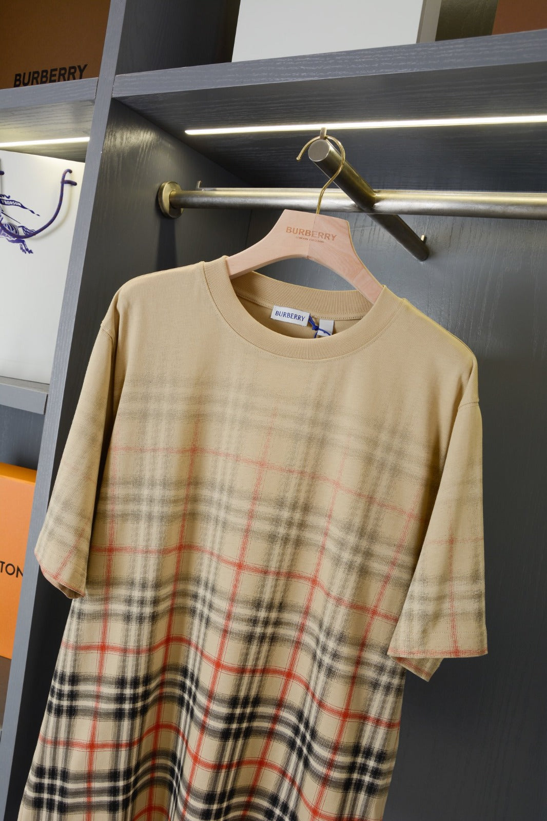 Camiseta Burberry modelo EKD Ombré con monograma desteñido
