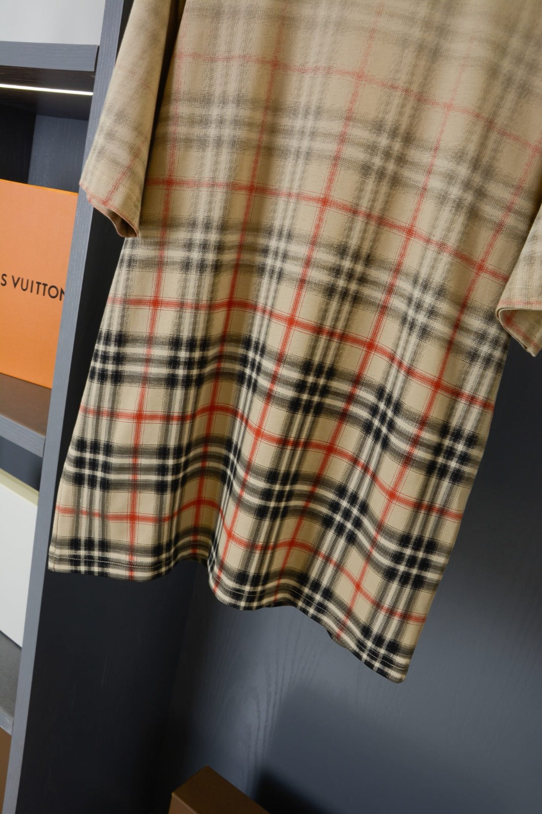 Camiseta Burberry modelo EKD Ombré con monograma desteñido