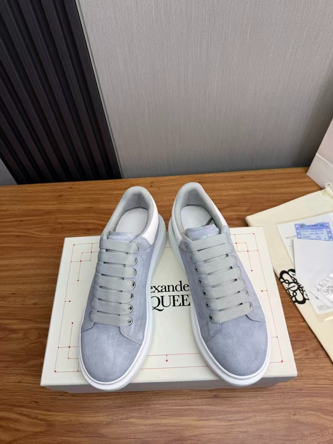 Alexander McQueen camurça cinza