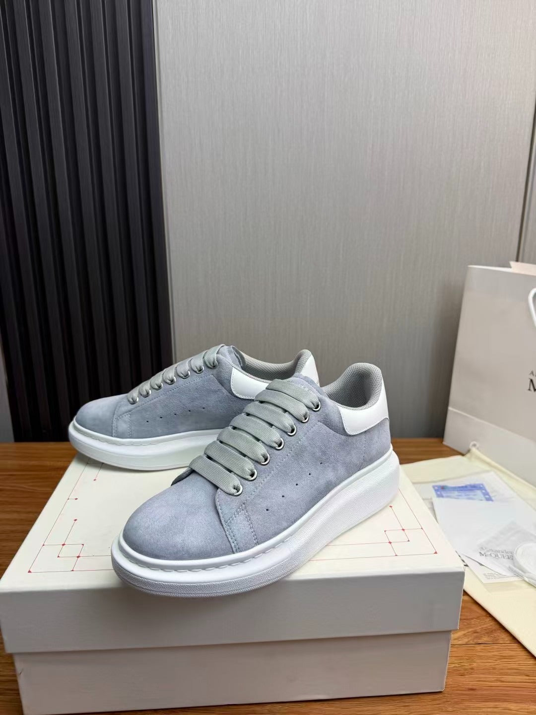 Alexander McQueen camurça cinza