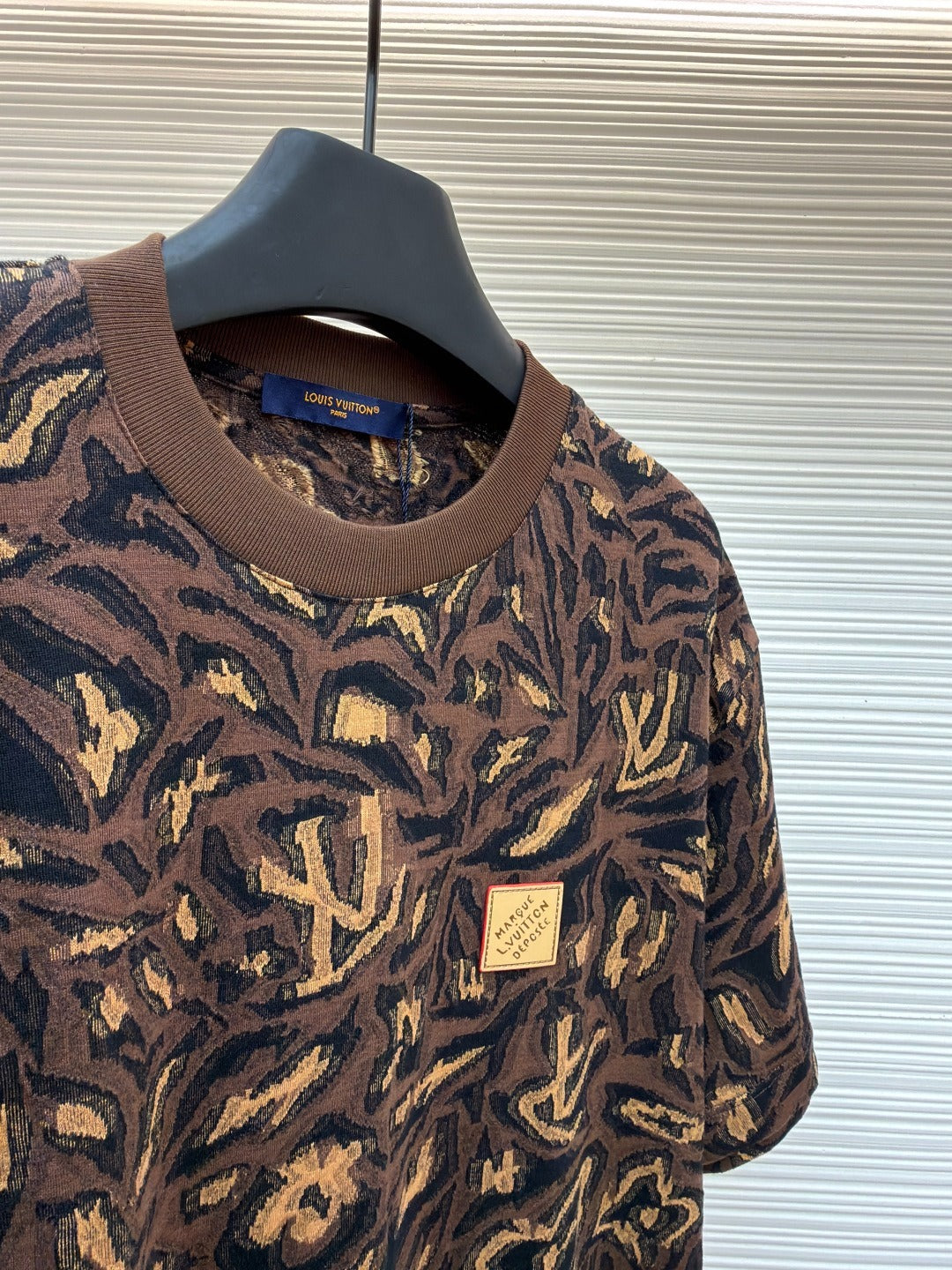 Camisola manga curta LV Louis Vuitton Déposée estampado leopardo e monograma