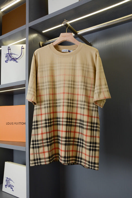 T-shirt Burberry modelo EKD Ombré fade monograma