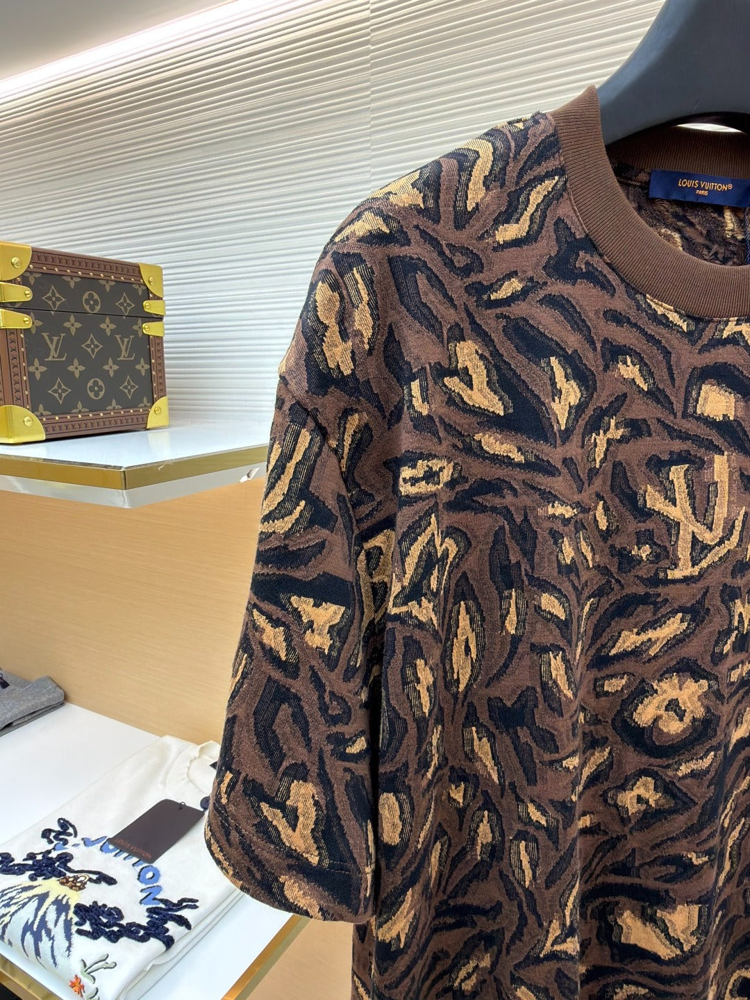 Camisola manga curta LV Louis Vuitton Déposée estampado leopardo e monograma