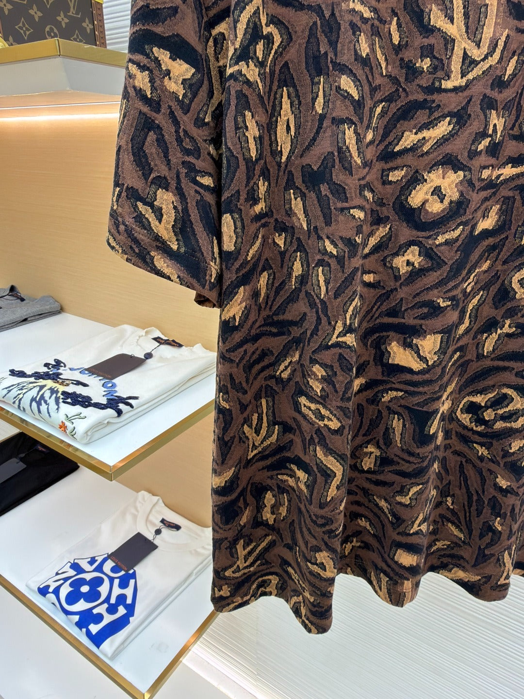Camisola manga curta LV Louis Vuitton Déposée estampado leopardo e monograma