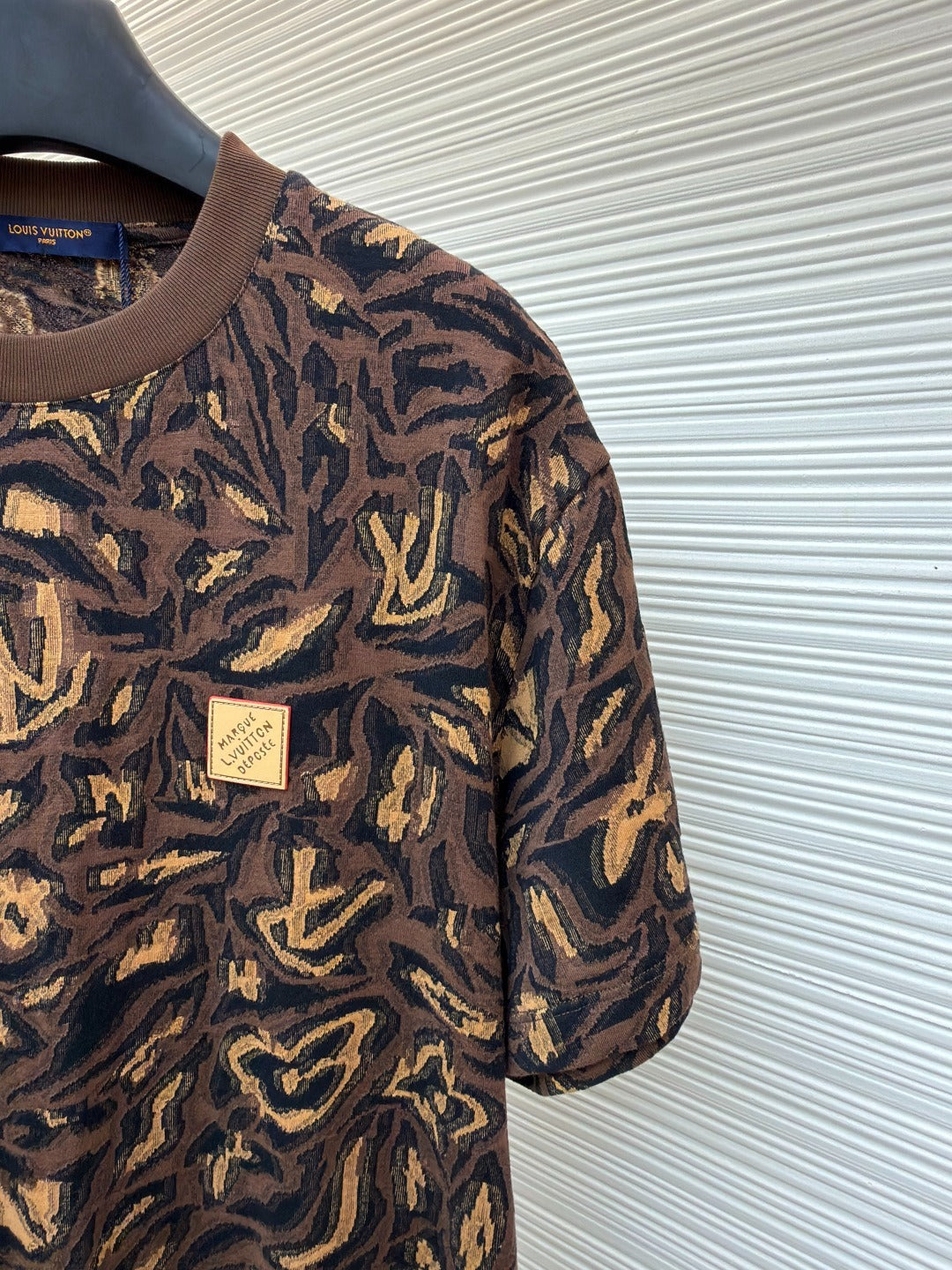 Camisola manga curta LV Louis Vuitton Déposée estampado leopardo e monograma